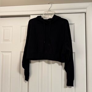 ALO Yoga Black Cropped Sweatshirt with Long Sleeves and Crew Neck